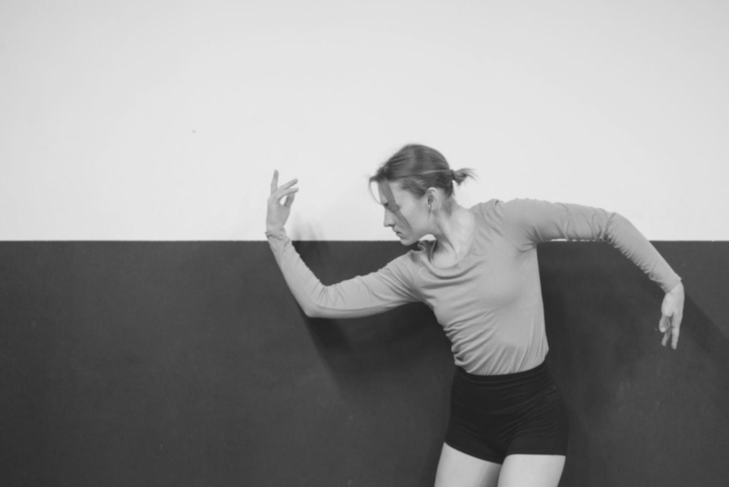 Estudiantes practicando técnicas de salsa en nuestro estudio